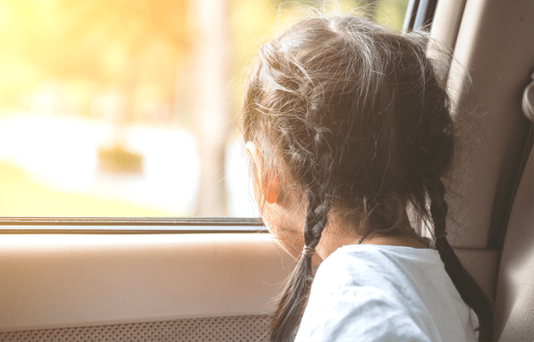 Bambina che rischia l'ipertermia in auto al caldo sotto al sole