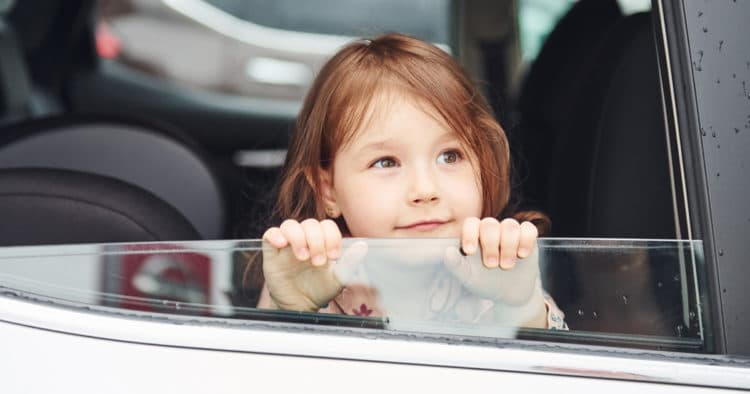 Bambina che gioca in viaggio
