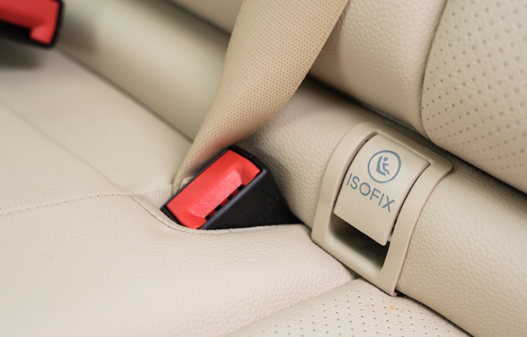 Come agganciare il seggiolino auto: la guida completa • Tata